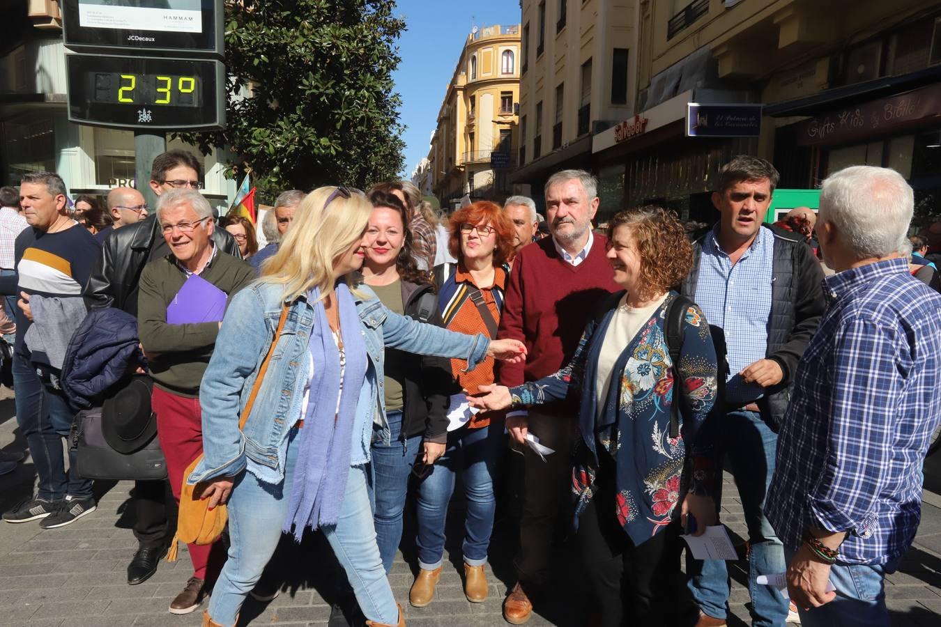 La protesta contra el regreso de Cruz Conde y Vallellano, en imágenes