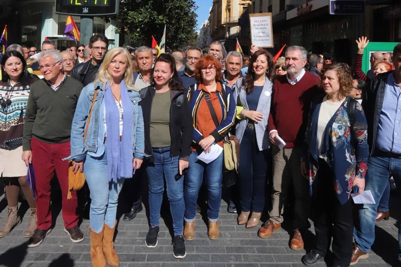 La protesta contra el regreso de Cruz Conde y Vallellano, en imágenes