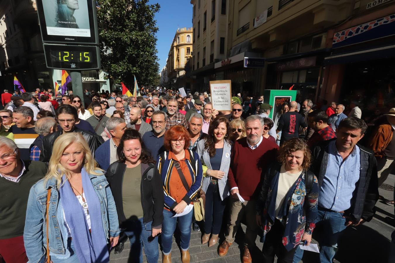 La protesta contra el regreso de Cruz Conde y Vallellano, en imágenes