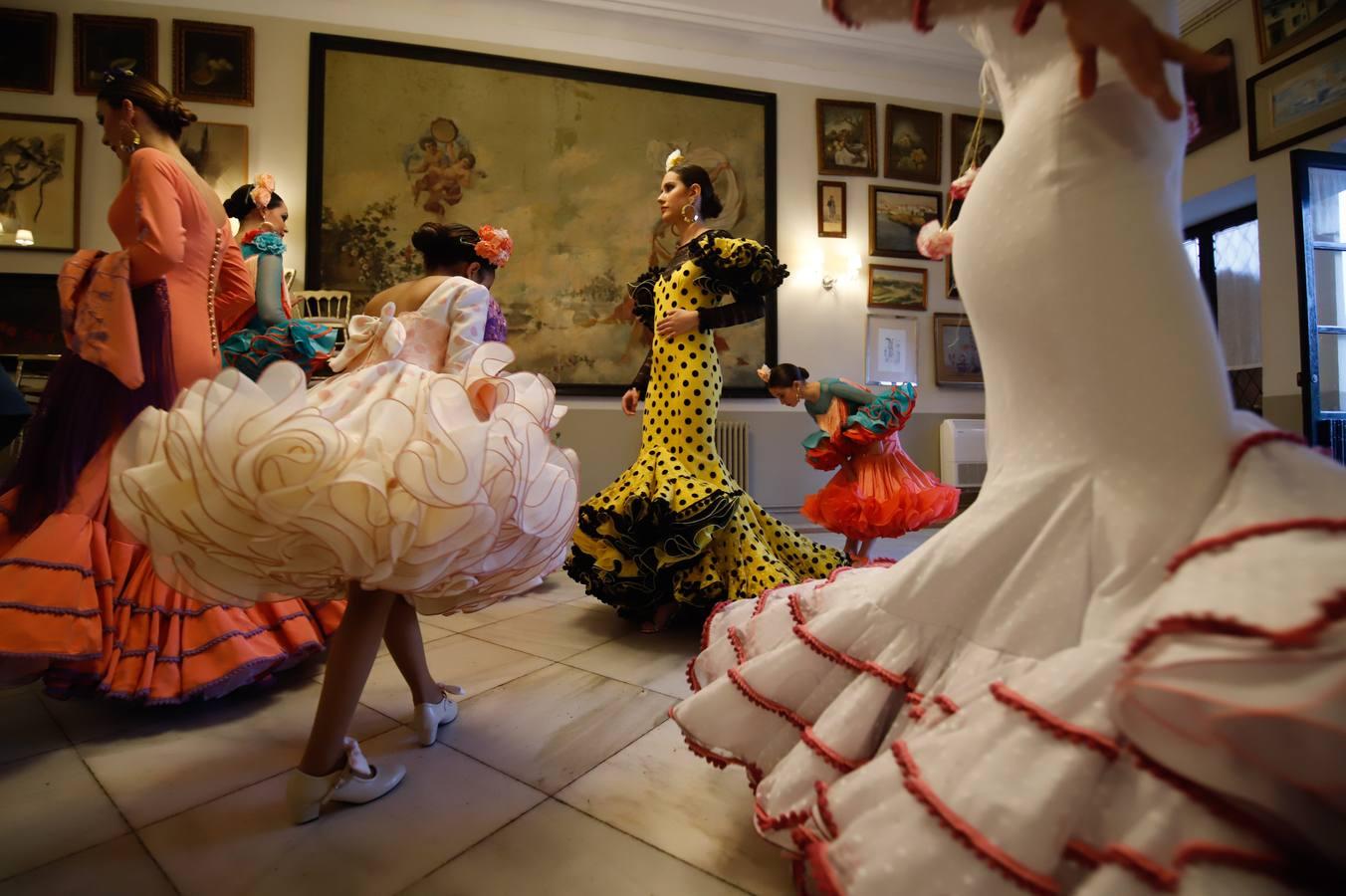 El desfile flamenco de Sara de Benítez en el Círculo de la Amistad, en imágenes