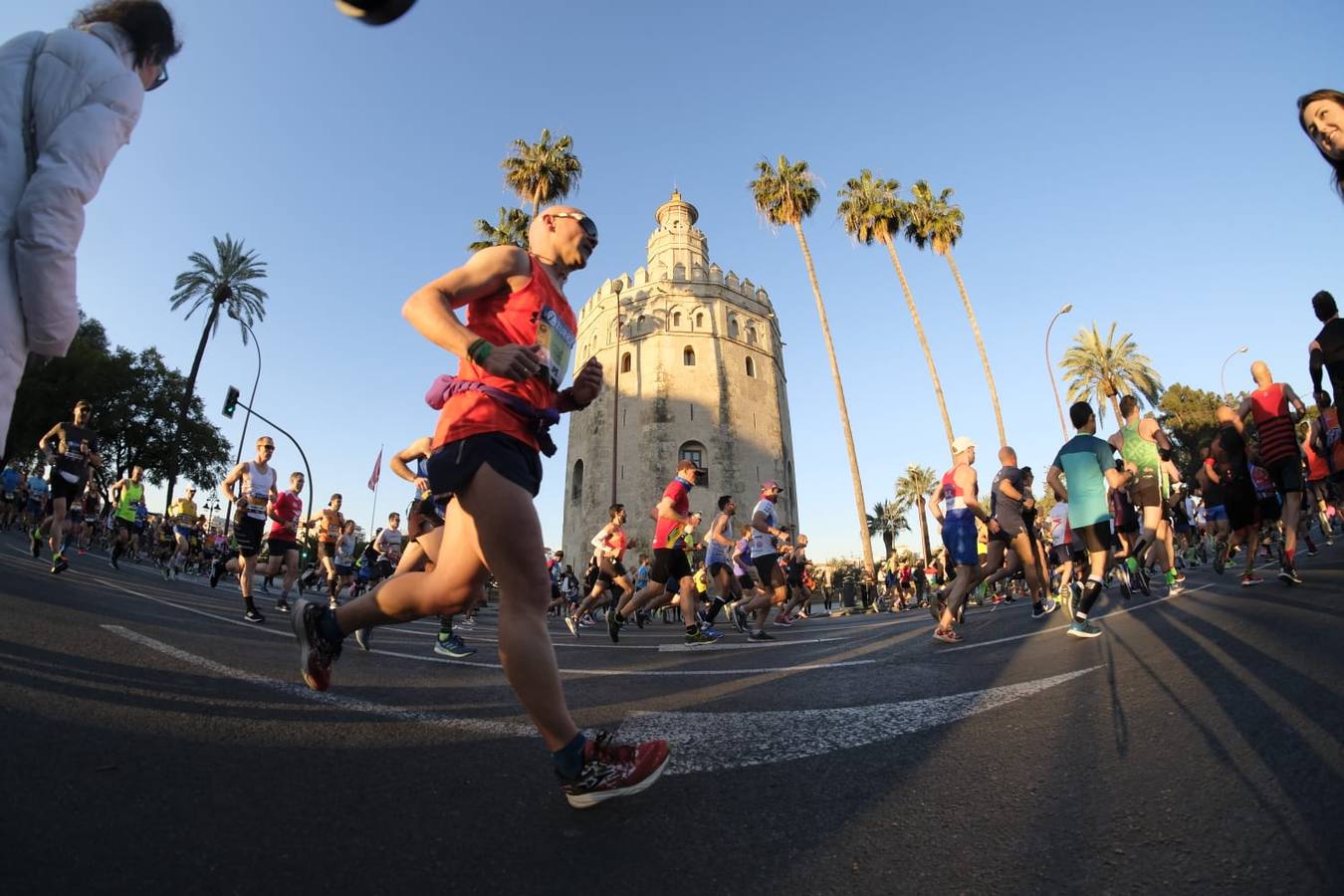 Gran ambiente en la salida del Zurich Maratón Sevilla 2020