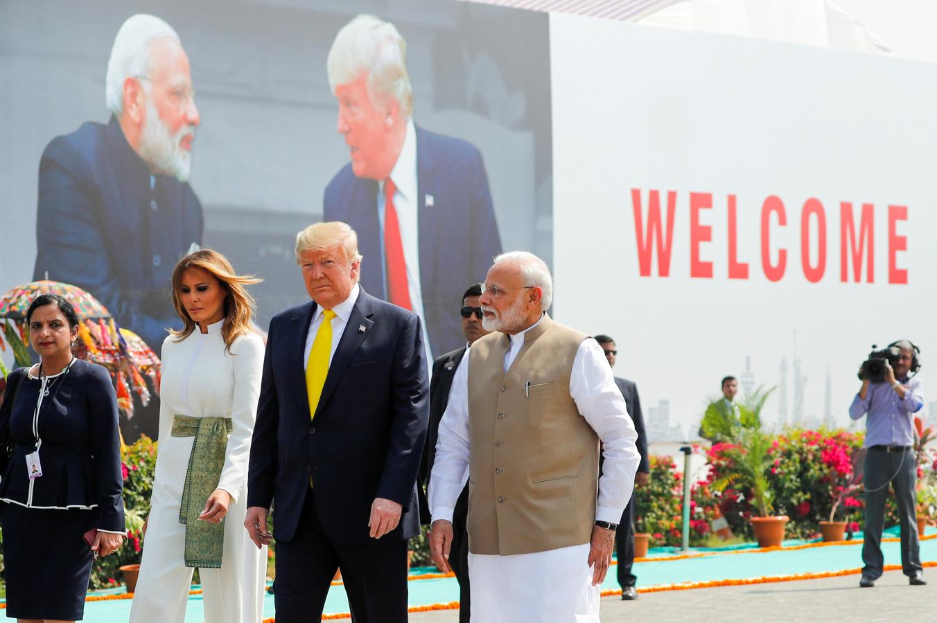 Trump y la primera dama Melania Trump asisten a una ceremonia de bienvenida con Narendra Modi cuando llegan al aeropuerto internacional Sardar Vallabhbhai Patel en Ahmedabad. 