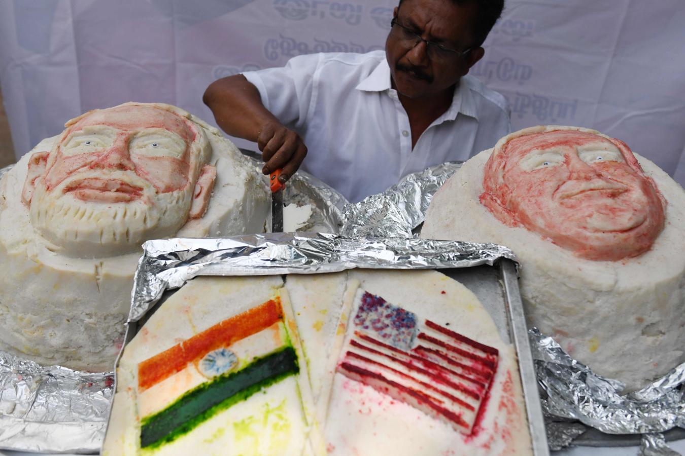 Iniyan, de 49 años, da los toques finales a un delicioso pastel de arroz, decorado con las formas del presidente de los Estados Unidos y el primer ministro indio. 