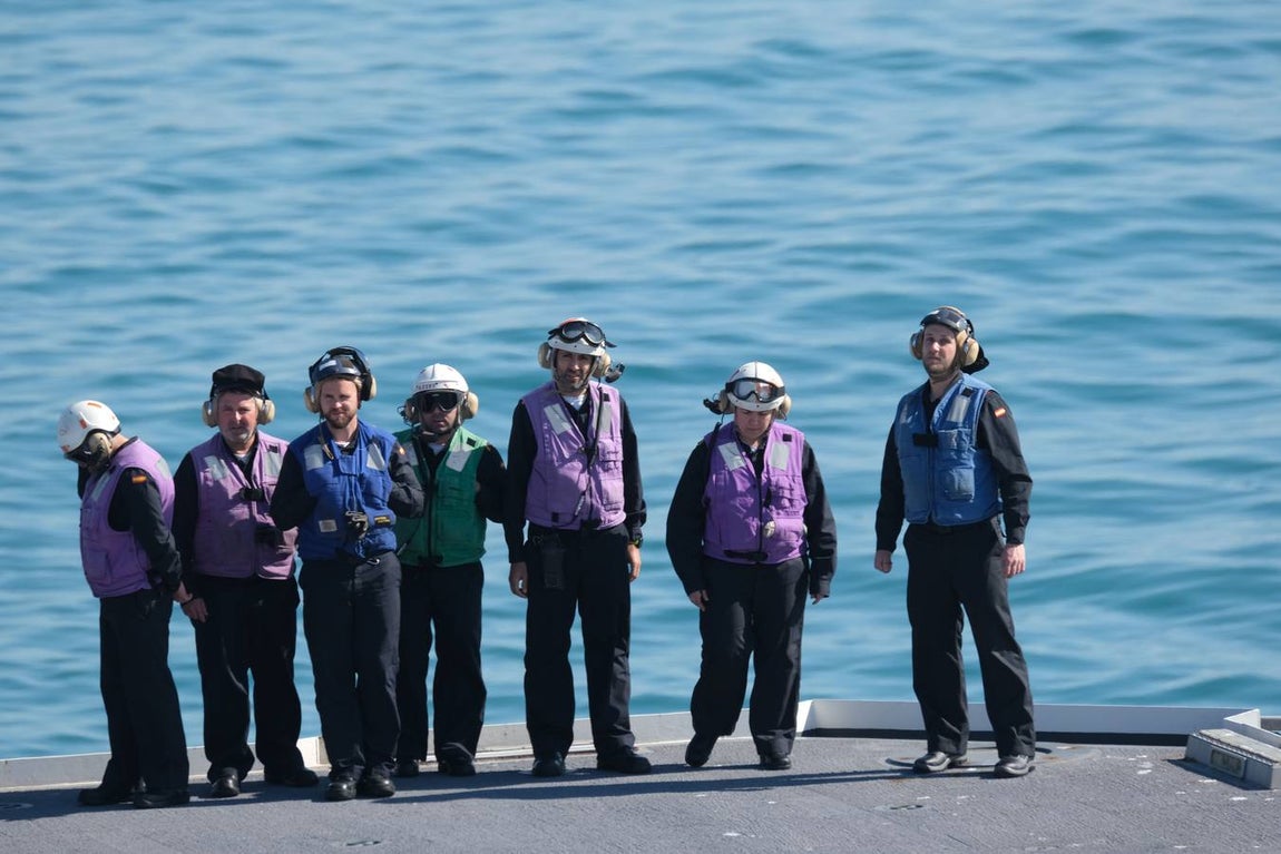 FOTOS: La ministra de Defensa participa en las maniobras Gruflex-20 en la Bahía de Cádiz