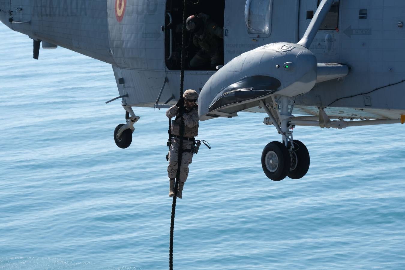 FOTOS: La ministra de Defensa participa en las maniobras Gruflex-20 en la Bahía de Cádiz