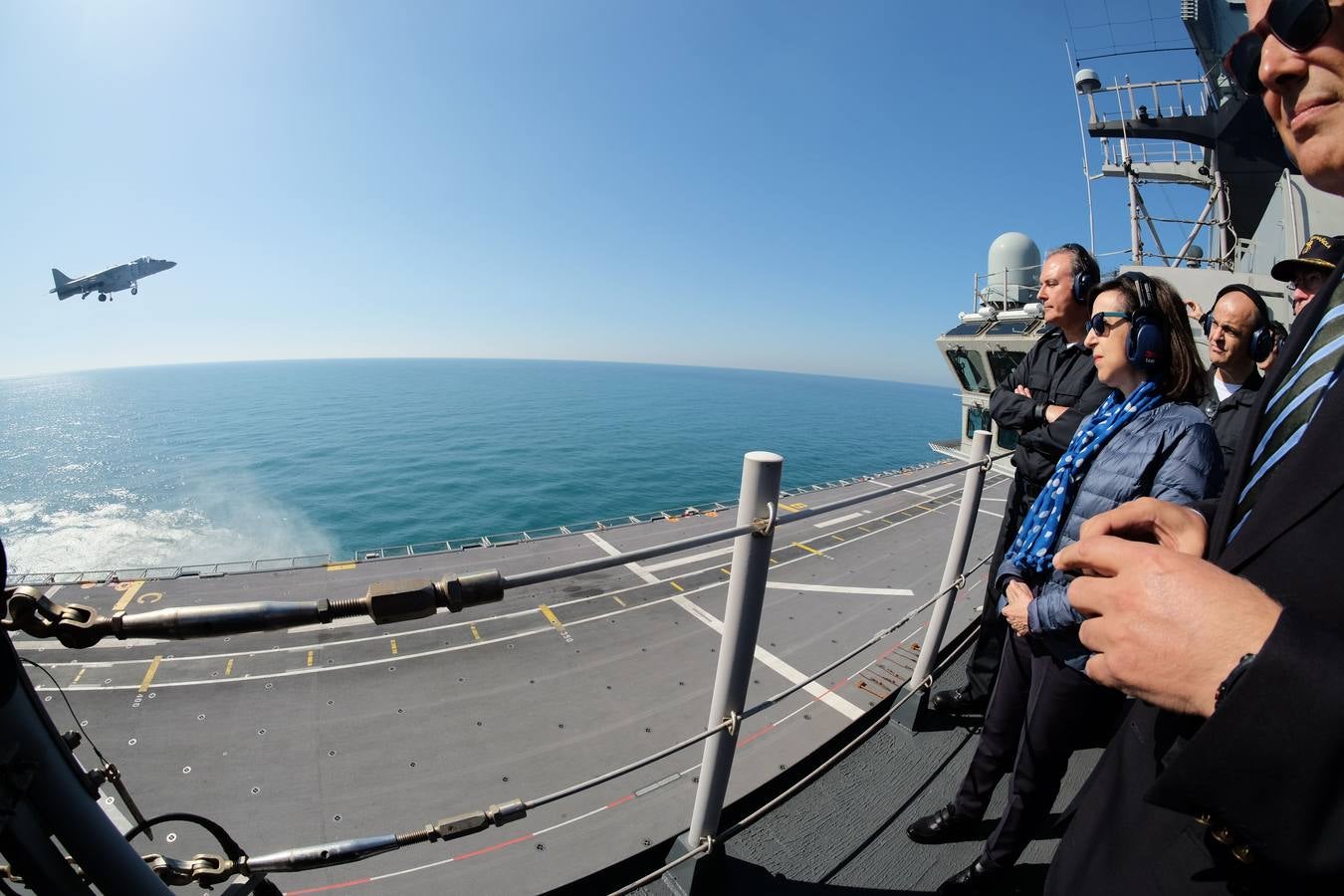 FOTOS: La ministra de Defensa participa en las maniobras Gruflex-20 en la Bahía de Cádiz