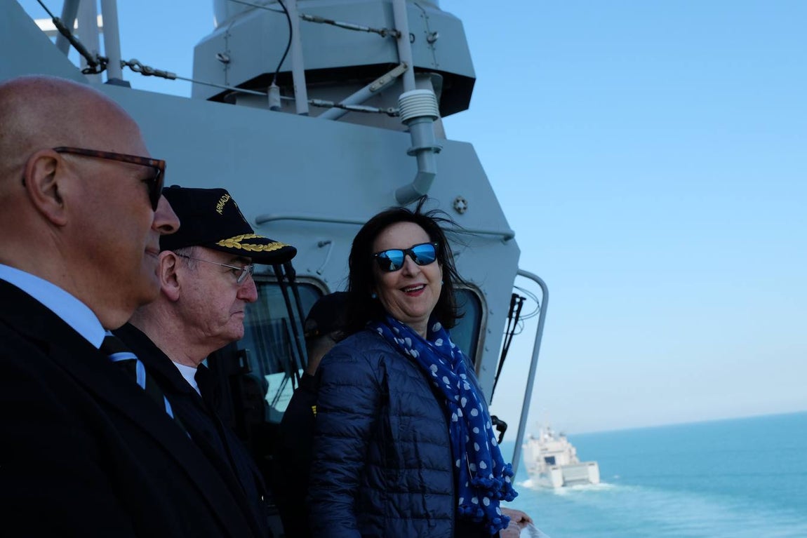 FOTOS: La ministra de Defensa participa en las maniobras Gruflex-20 en la Bahía de Cádiz