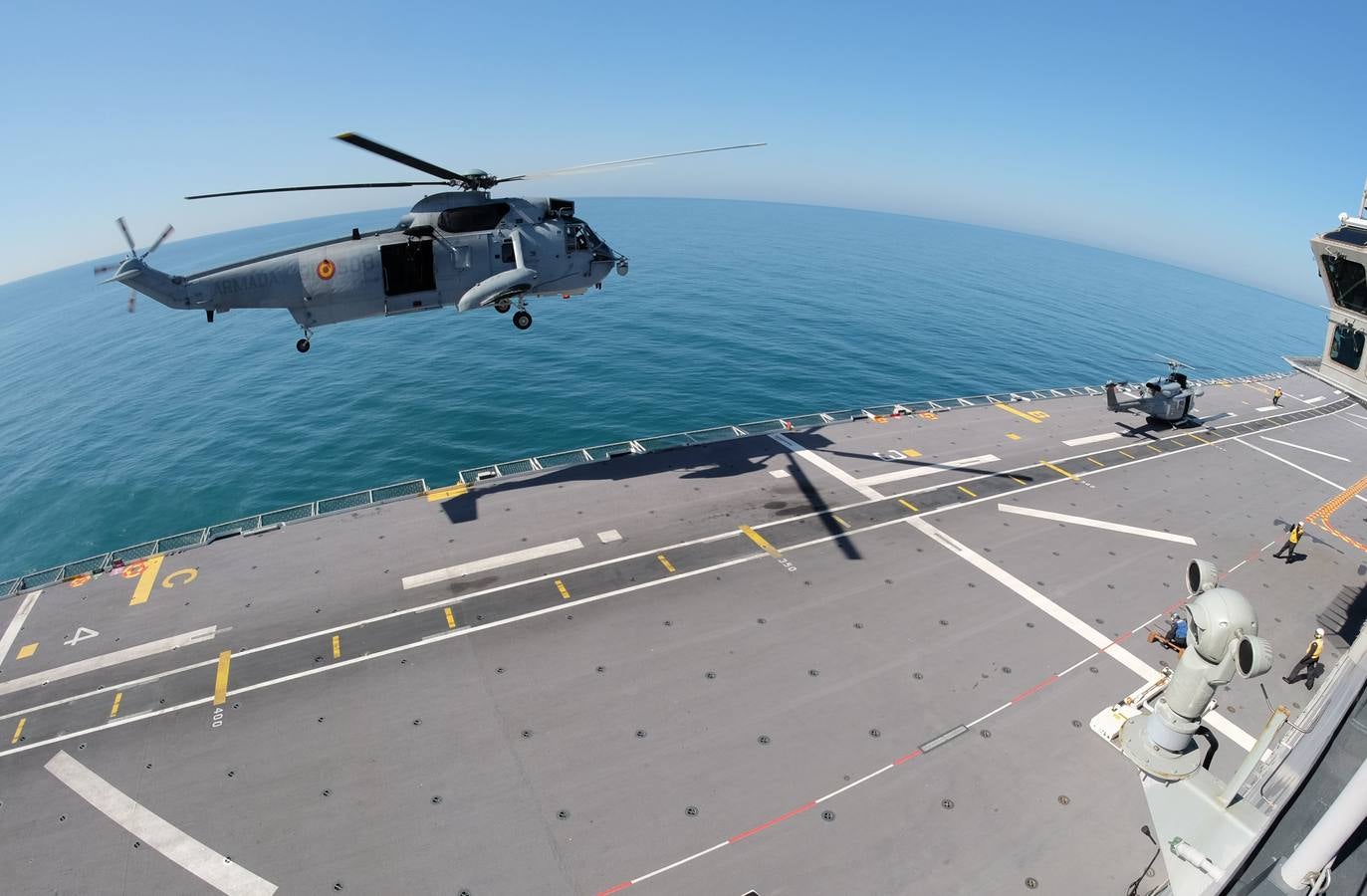 FOTOS: La ministra de Defensa participa en las maniobras Gruflex-20 en la Bahía de Cádiz