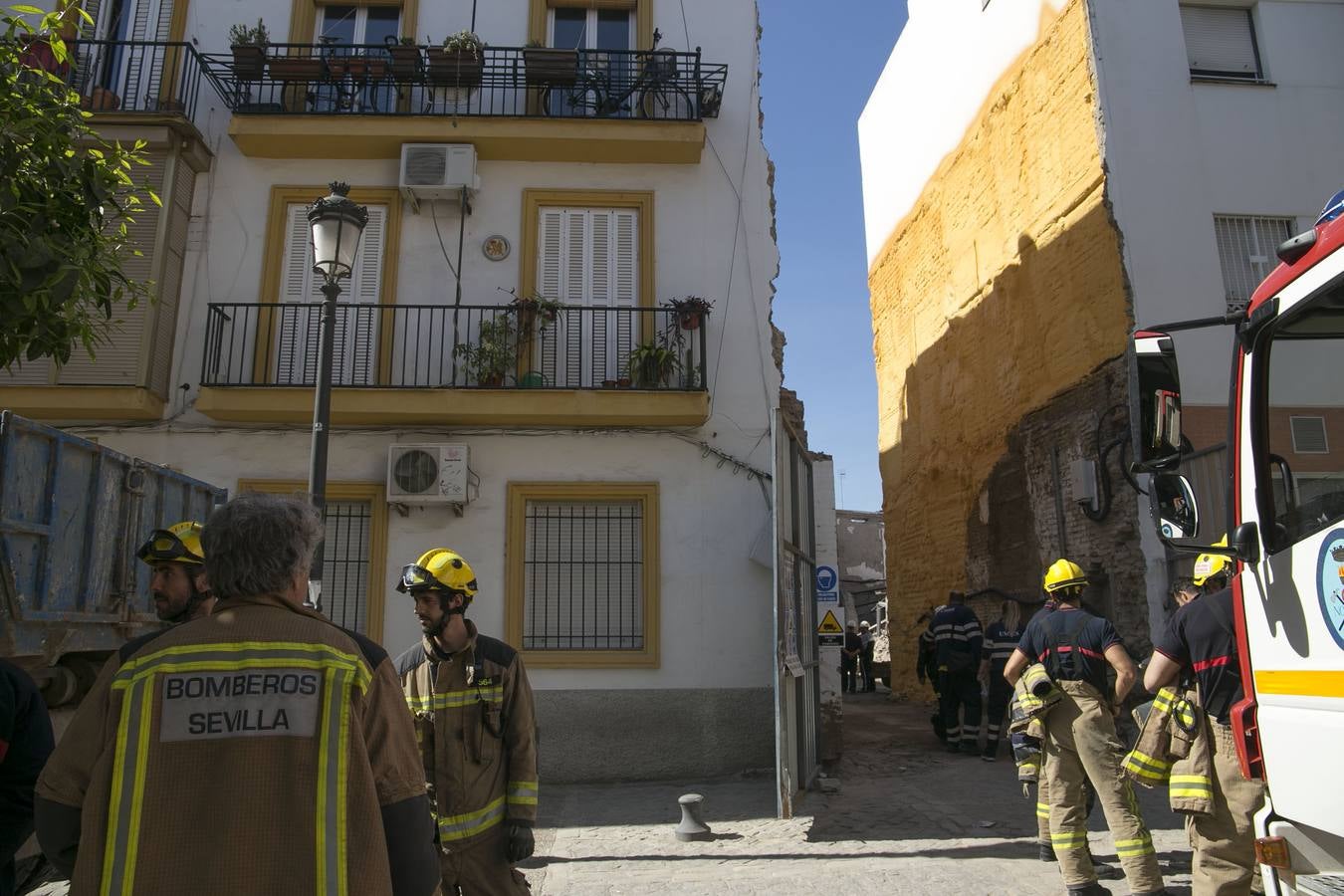 Imágenes del derrumbe que ha causado dos heridos en el Casco Histórico