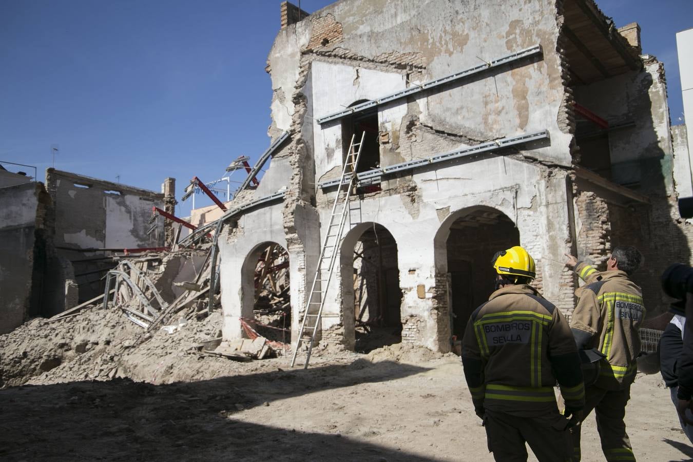 Imágenes del derrumbe que ha causado dos heridos en el Casco Histórico