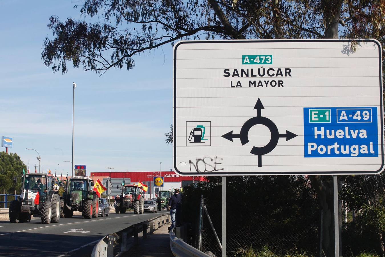 La tractorada corta la autovía que une Sevilla y Huelva, la A-49, en imágenes