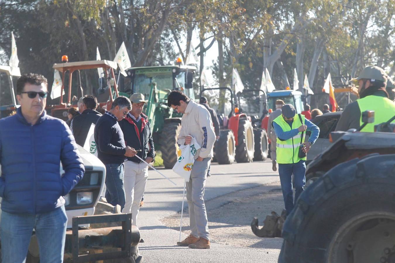 La tractorada corta la autovía que une Sevilla y Huelva, la A-49, en imágenes