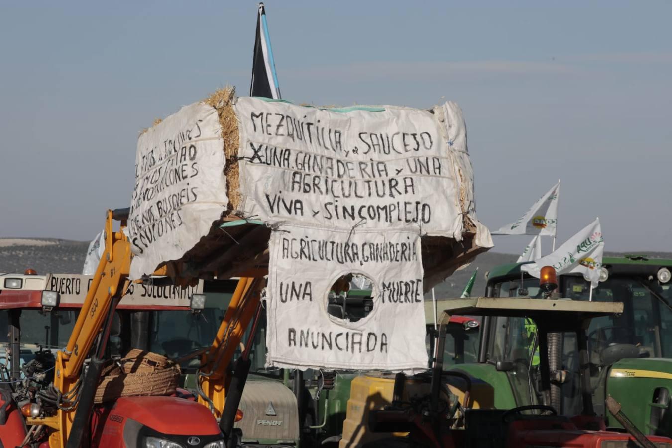 Las imágenes del corte de la autovía A-92 por las tractoradas en Sevilla