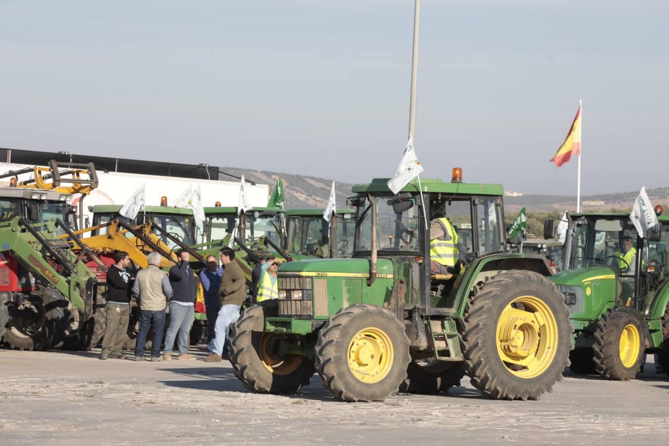 Las imágenes del corte de la autovía A-92 por las tractoradas en Sevilla