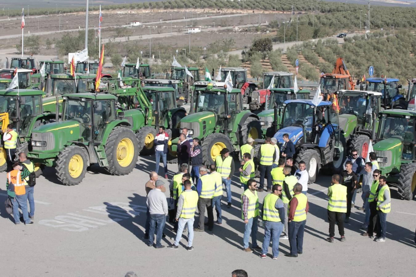 Las imágenes del corte de la autovía A-92 por las tractoradas en Sevilla