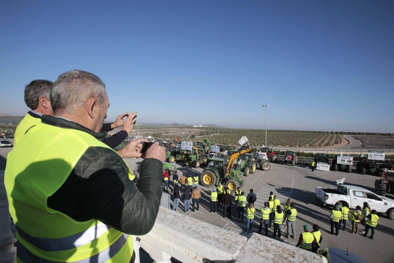 Las imágenes del corte de la autovía A-92 por las tractoradas en Sevilla