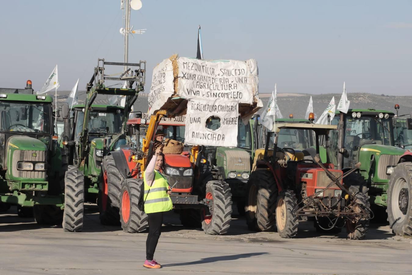 Las imágenes del corte de la autovía A-92 por las tractoradas en Sevilla