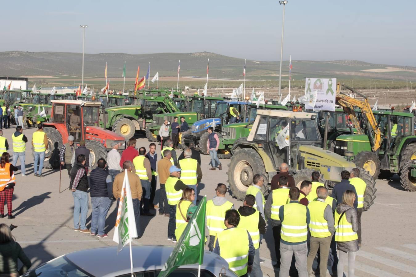 Las imágenes del corte de la autovía A-92 por las tractoradas en Sevilla