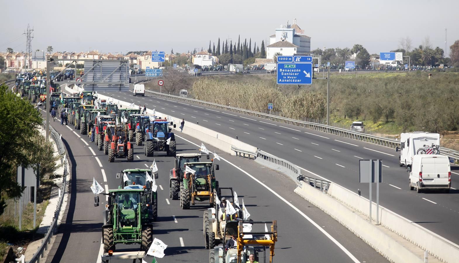 La tractorada corta la autovía que une Sevilla y Huelva, la A-49, en imágenes