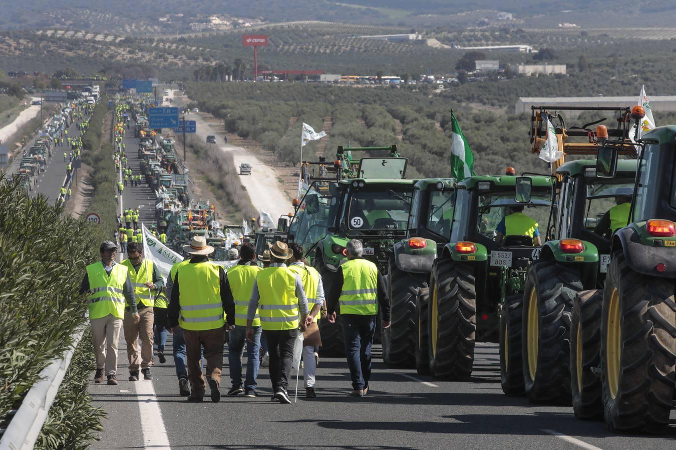 Las imágenes del corte de la autovía A-92 por las tractoradas en Sevilla