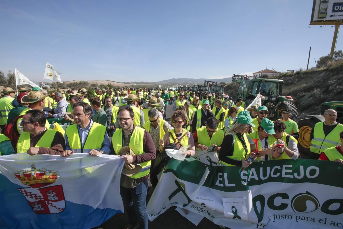 Las imágenes del corte de la autovía A-92 por las tractoradas en Sevilla