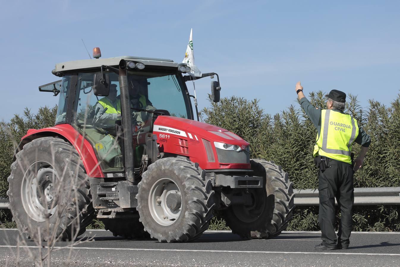 Las imágenes del corte de la autovía A-92 por las tractoradas en Sevilla