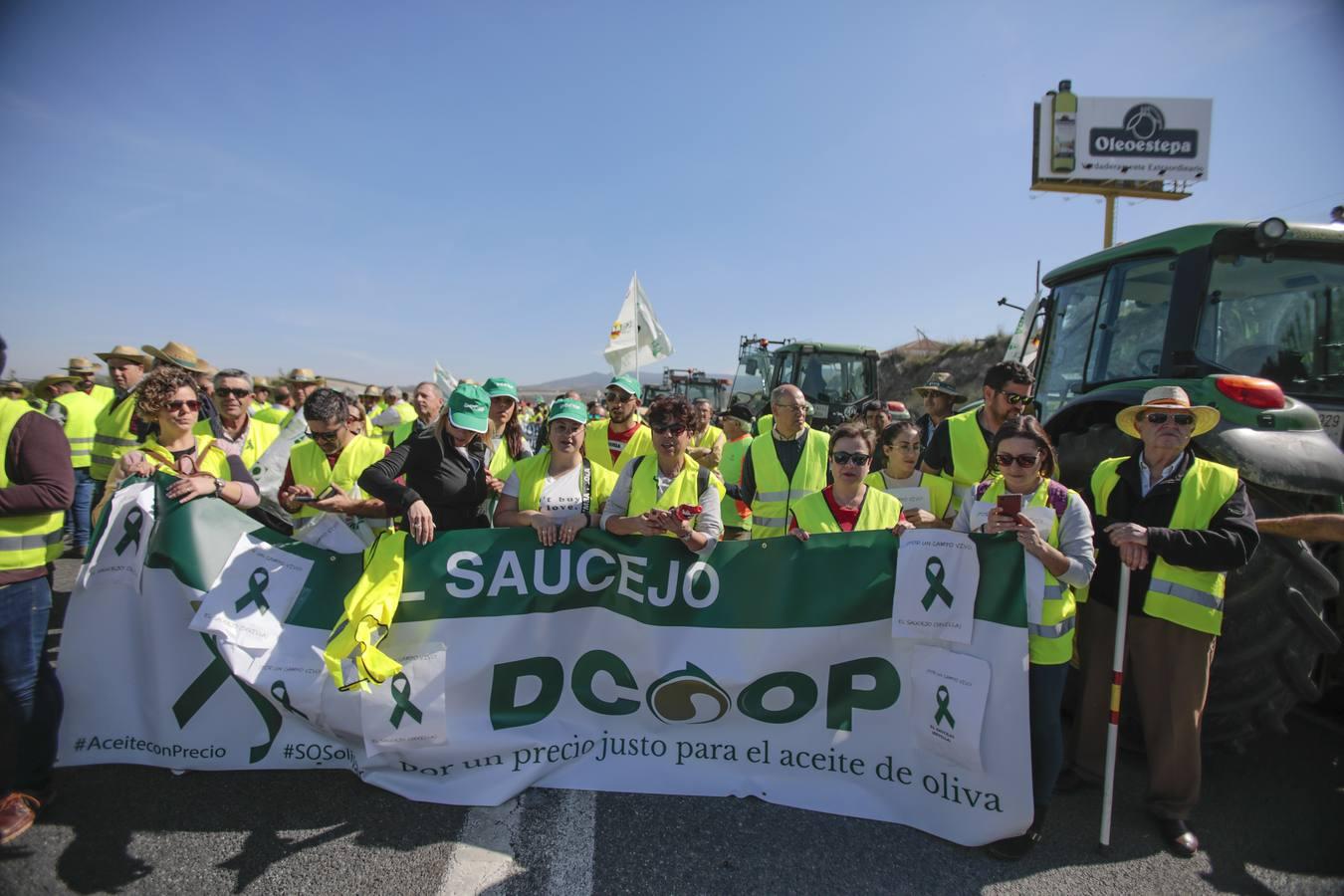 Las imágenes del corte de la autovía A-92 por las tractoradas en Sevilla