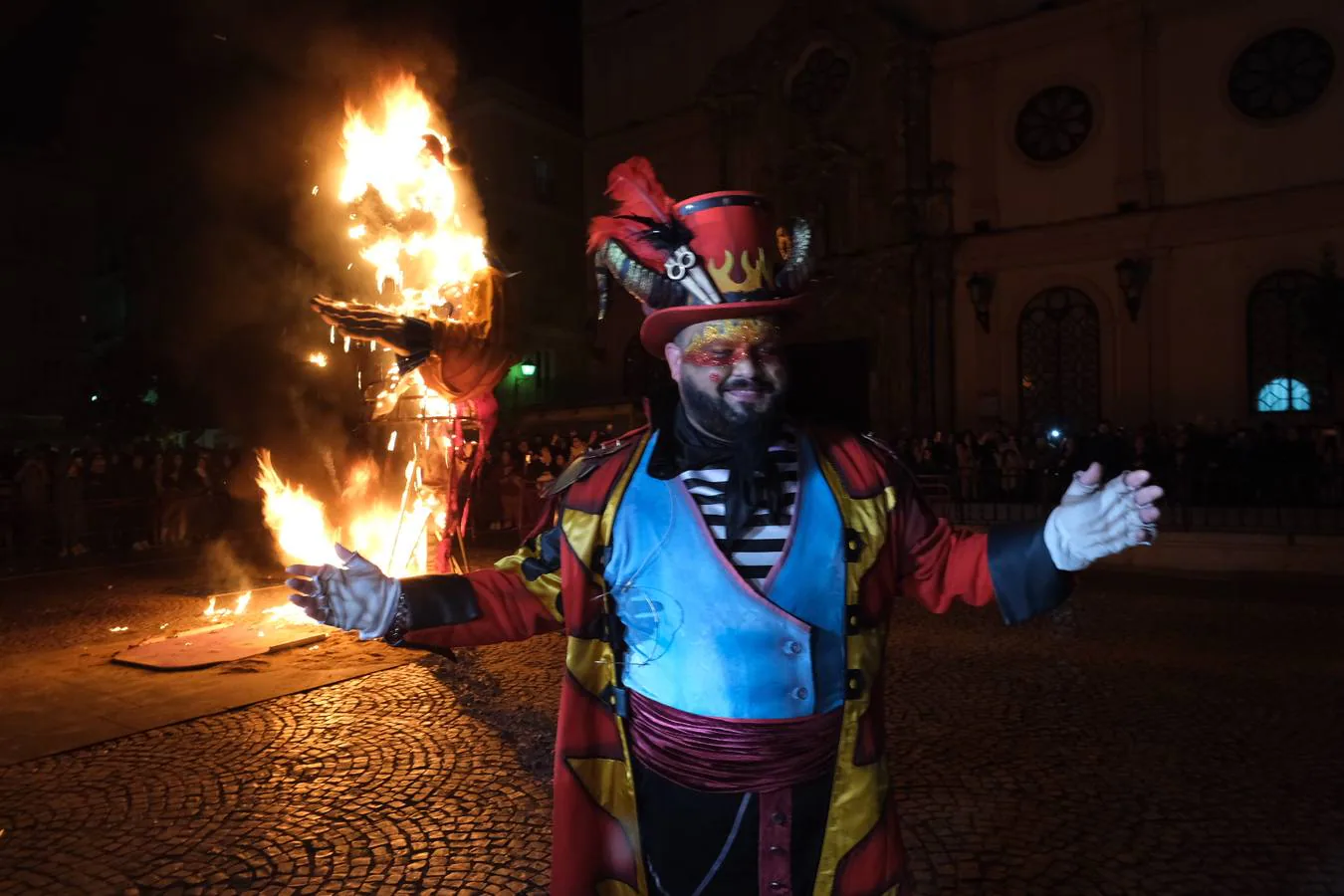 FOTOS: Gran pregón del Dios Momo que rescata el testamento de Manolo Santander de las cenizas de su hoguera