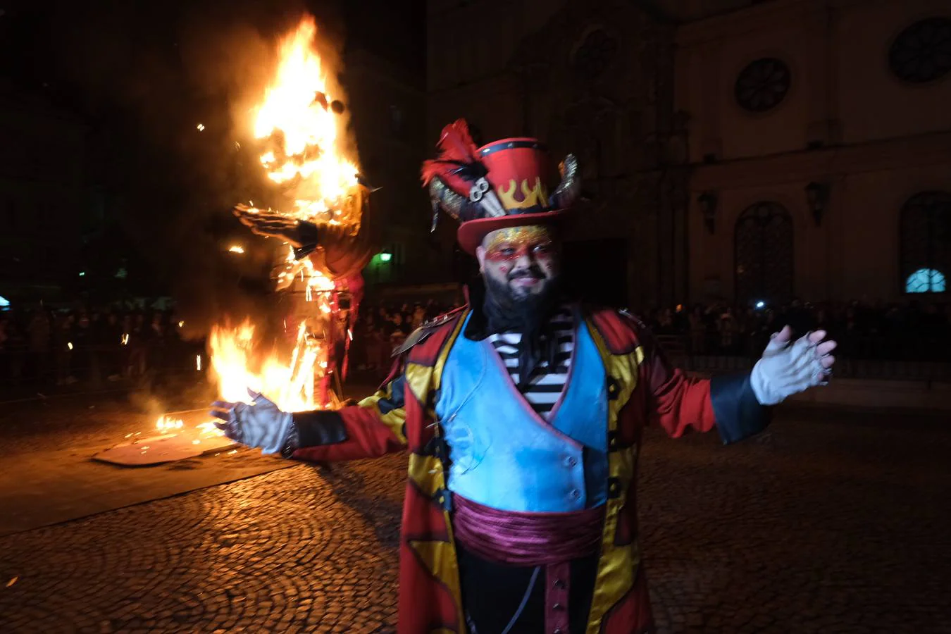 FOTOS: Gran pregón del Dios Momo que rescata el testamento de Manolo Santander de las cenizas de su hoguera