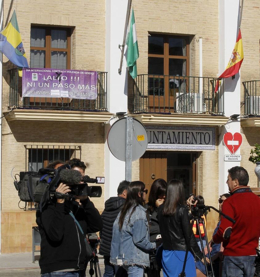 En imágenes, luto en Aznalcóllar por el asesinato machista