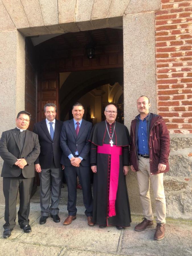 El nuevo arzobispo junto al alcalde, Valerio Pulido; el secretario, Carlos Barrada; el párroco Nelson Acuña, y el concejal Fernando González. 