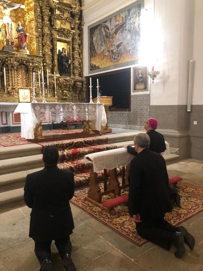 Francisco Cerro rezando en la iglesia del convento. 