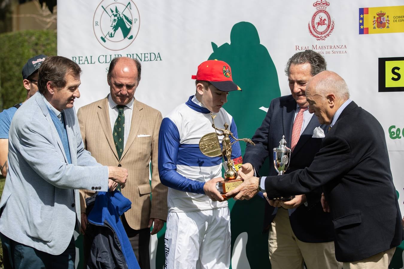 En imágenes, el inicio de las carreras de caballos de Pineda