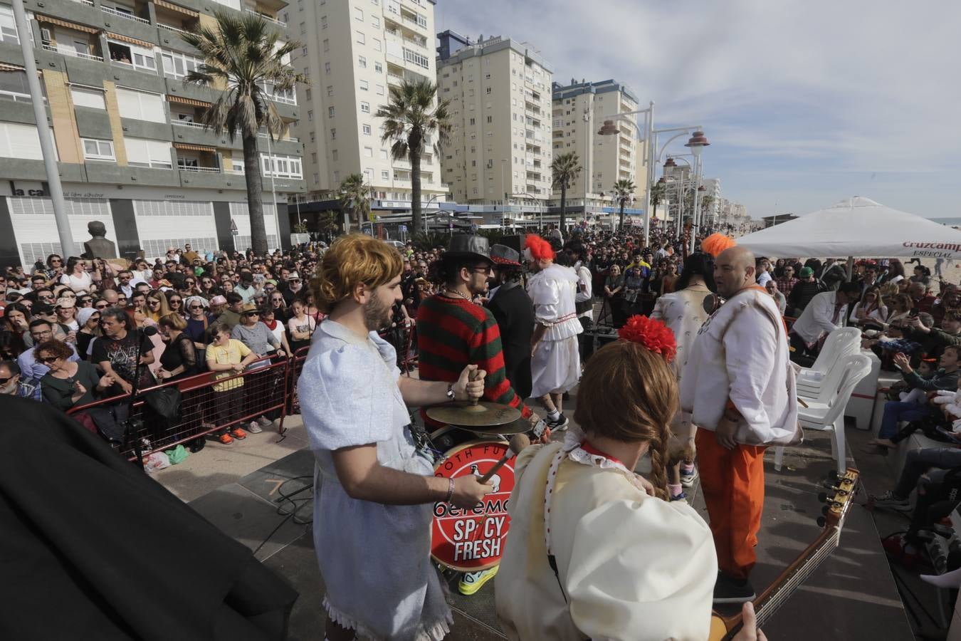 Batalla de coplas en el Paseo Marítimo