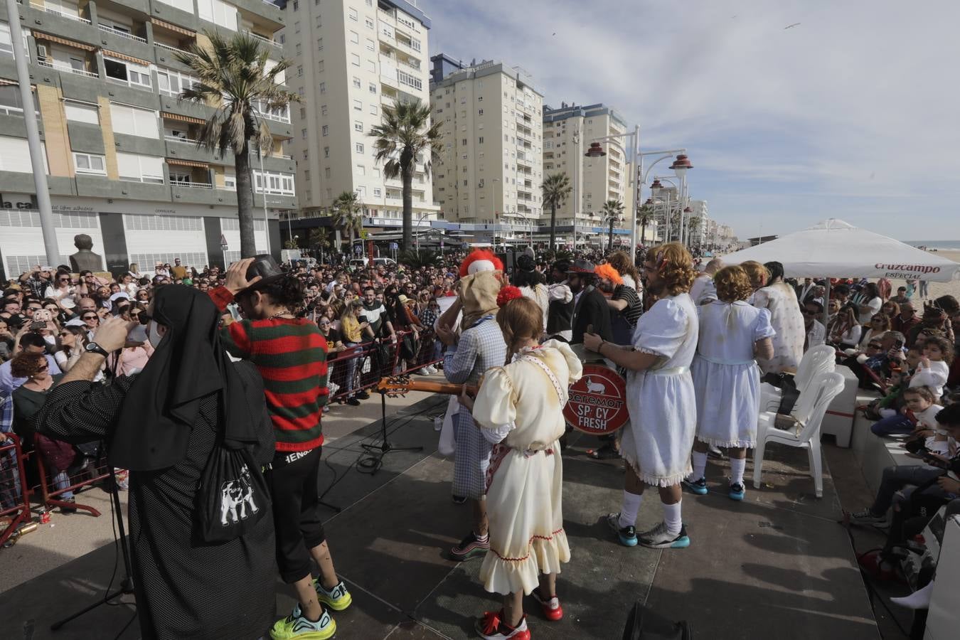 Batalla de coplas en el Paseo Marítimo