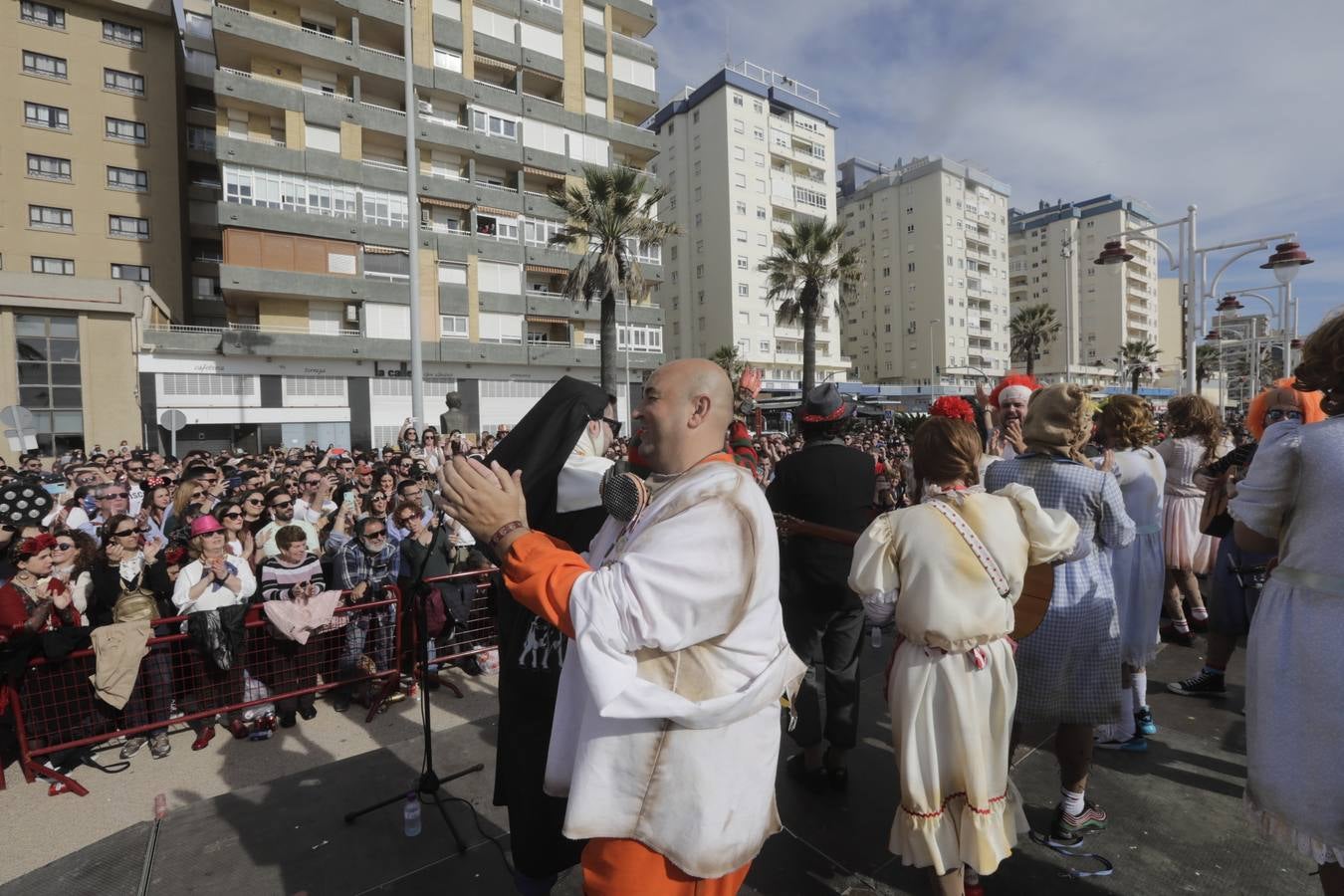 Batalla de coplas en el Paseo Marítimo