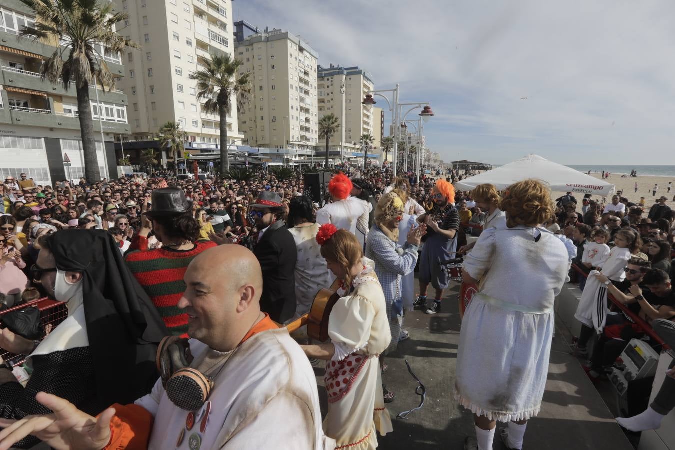 Batalla de coplas en el Paseo Marítimo