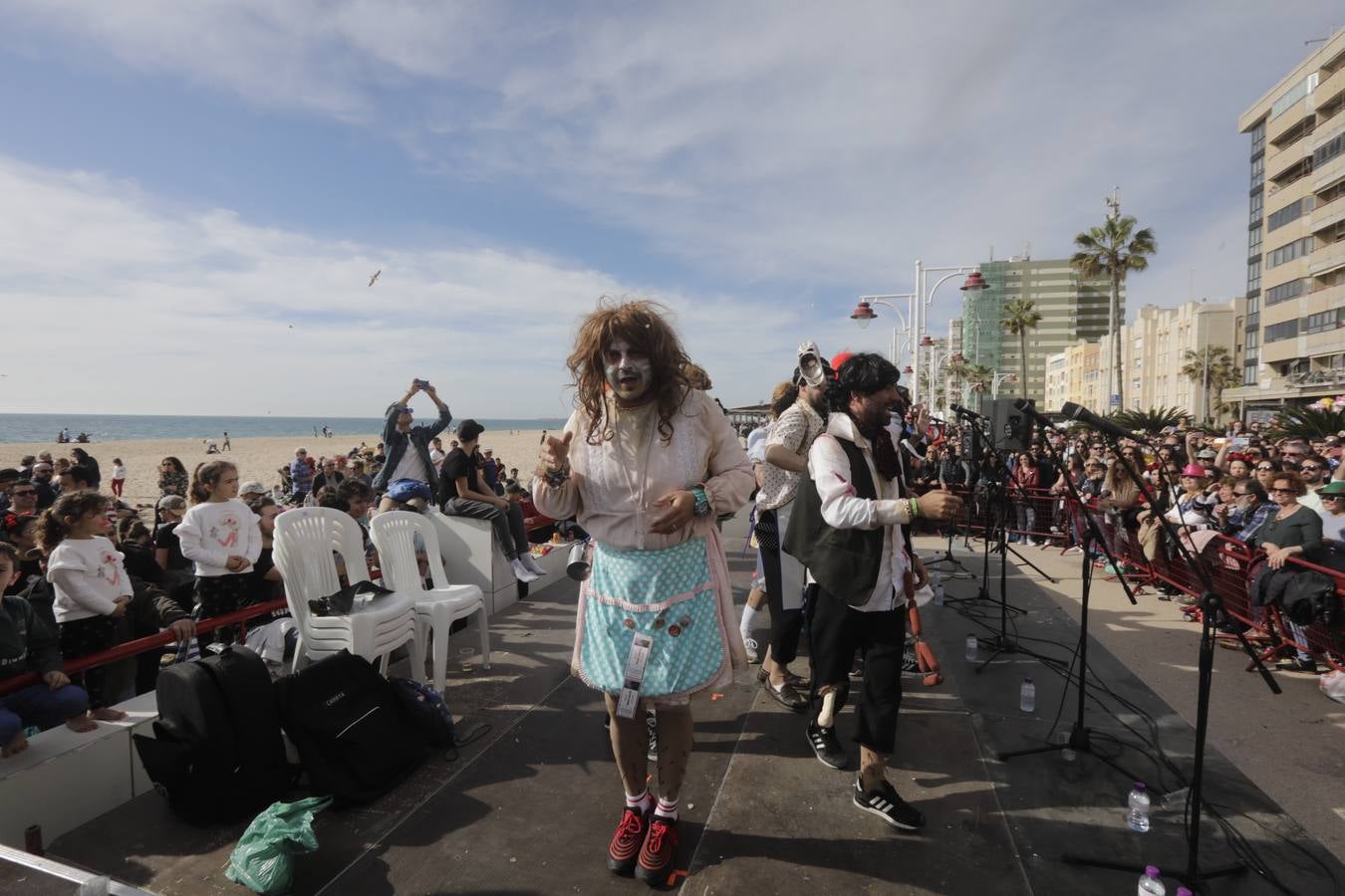 Batalla de coplas en el Paseo Marítimo