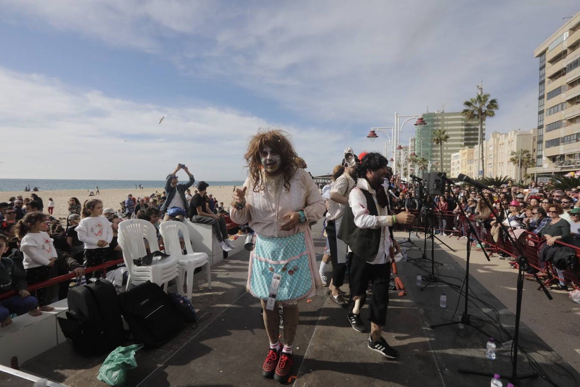 Batalla de coplas en el Paseo Marítimo