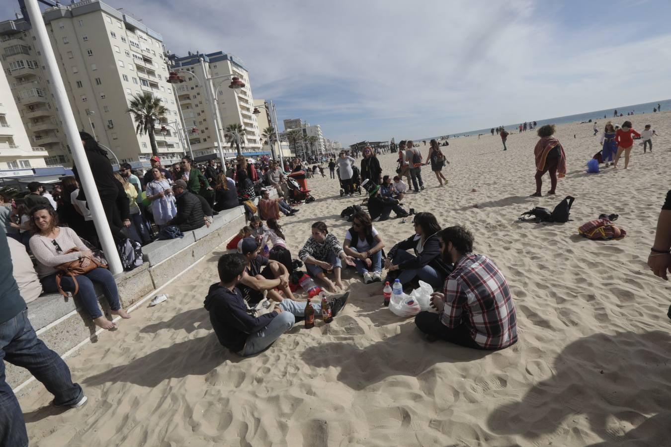 Batalla de coplas en el Paseo Marítimo