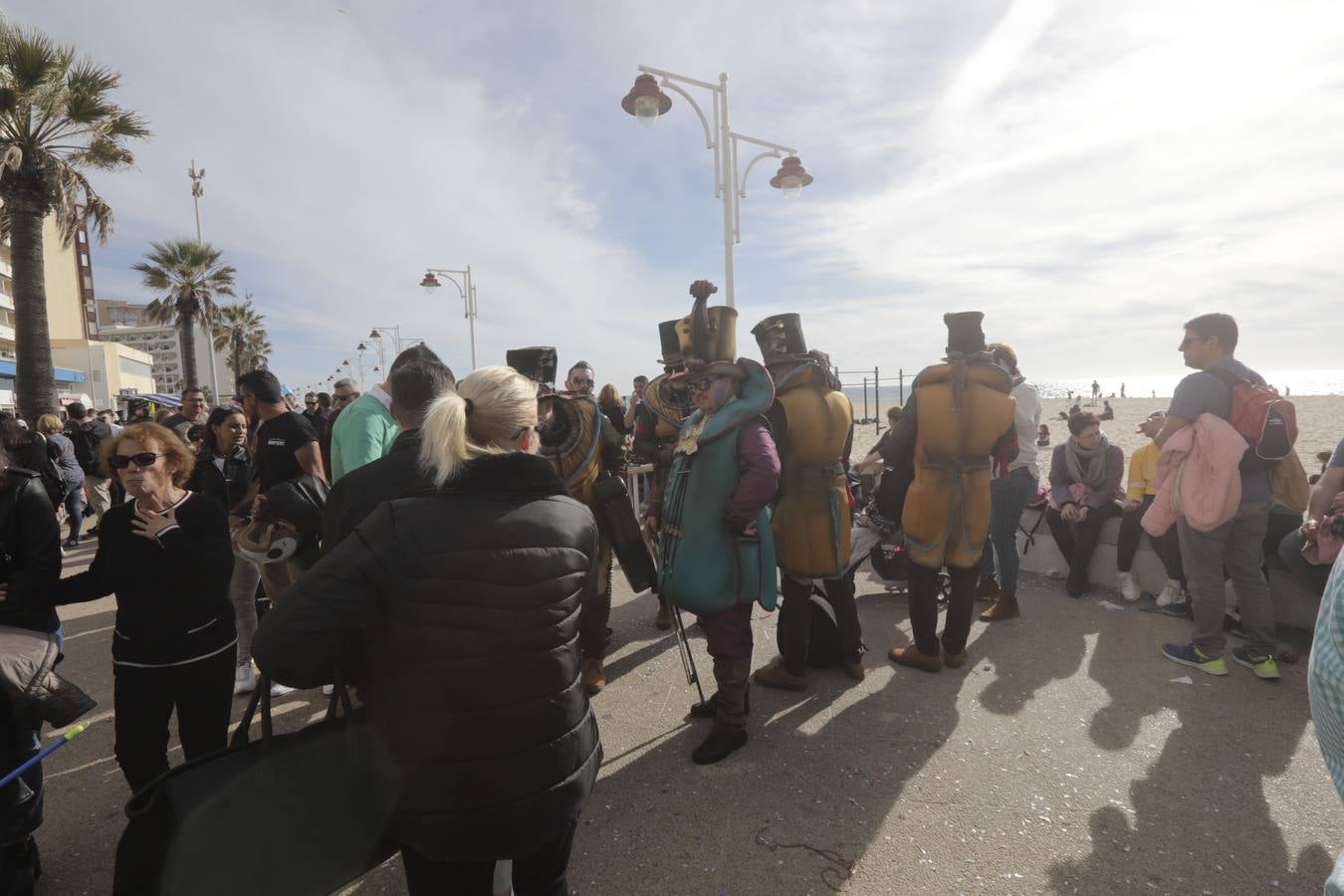 Batalla de coplas en el Paseo Marítimo