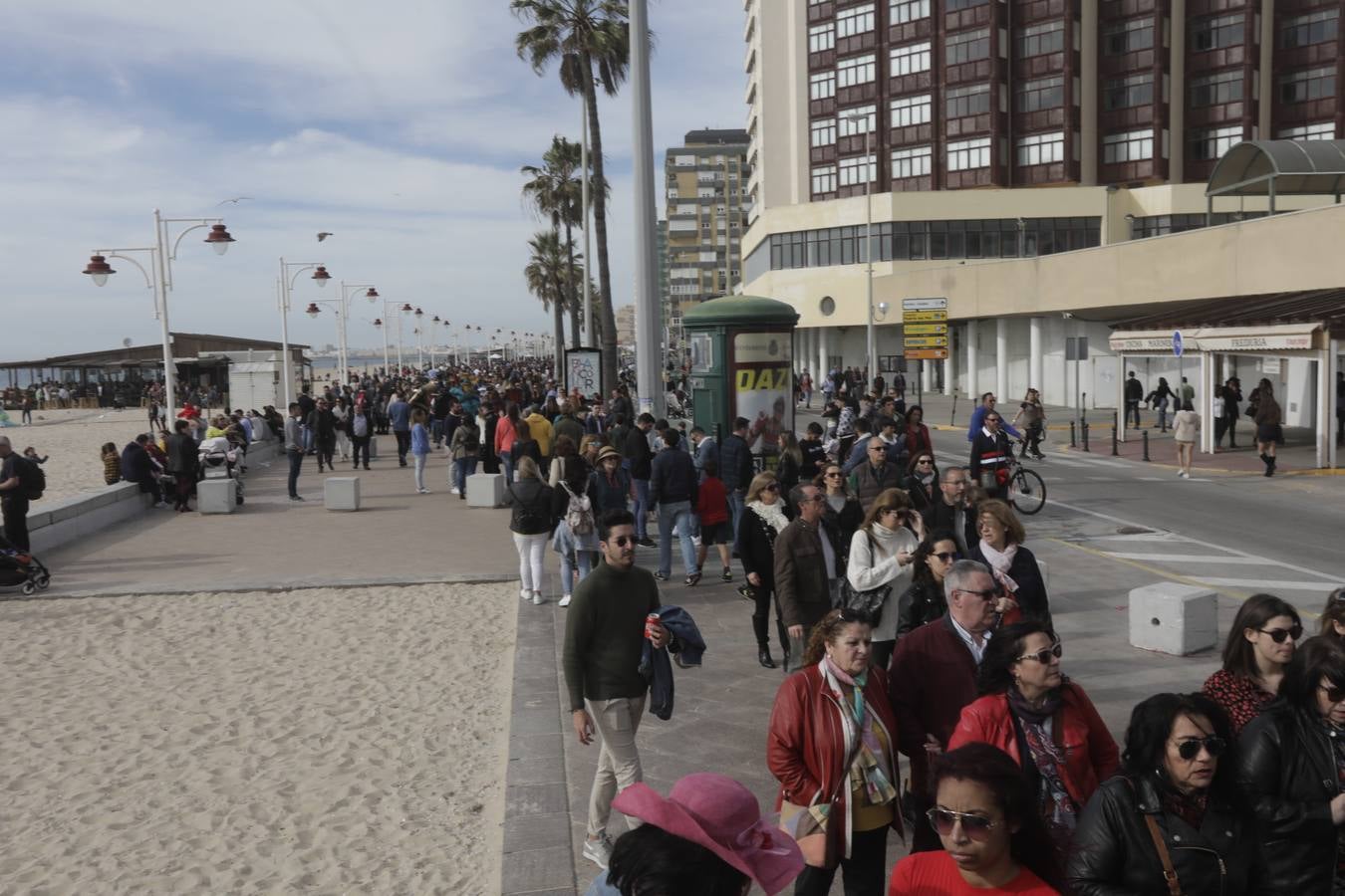 Batalla de coplas en el Paseo Marítimo