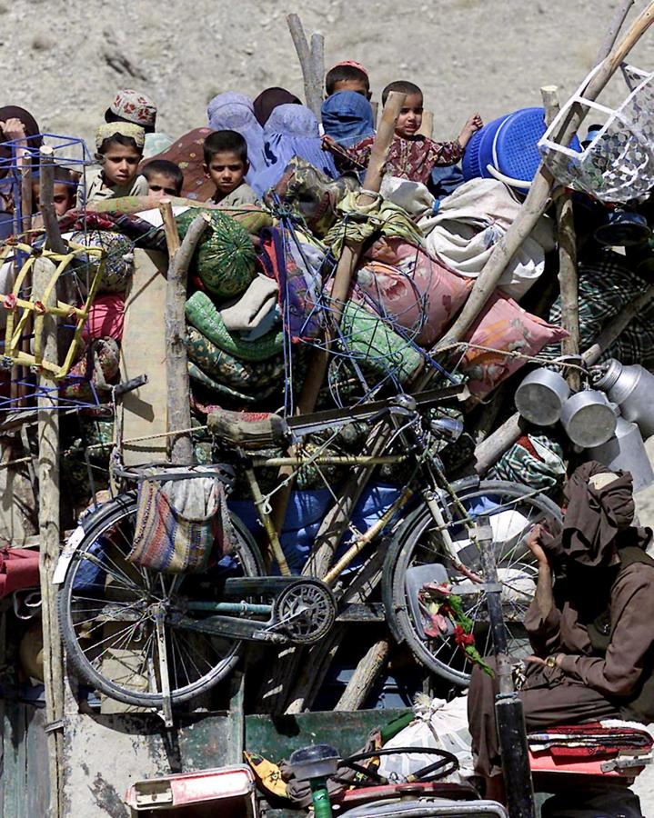 Un grupo de menores en el largo camino hacia el éxodo, huyendo de la ofensiva de EE.UU. se encaminan hacia Kandahar con sus familias