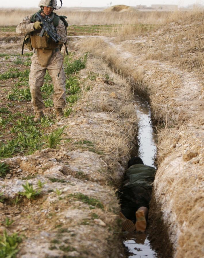 Un marine apunta a un supuesto observador oculto en una acequia. Al final le dejó en libertad