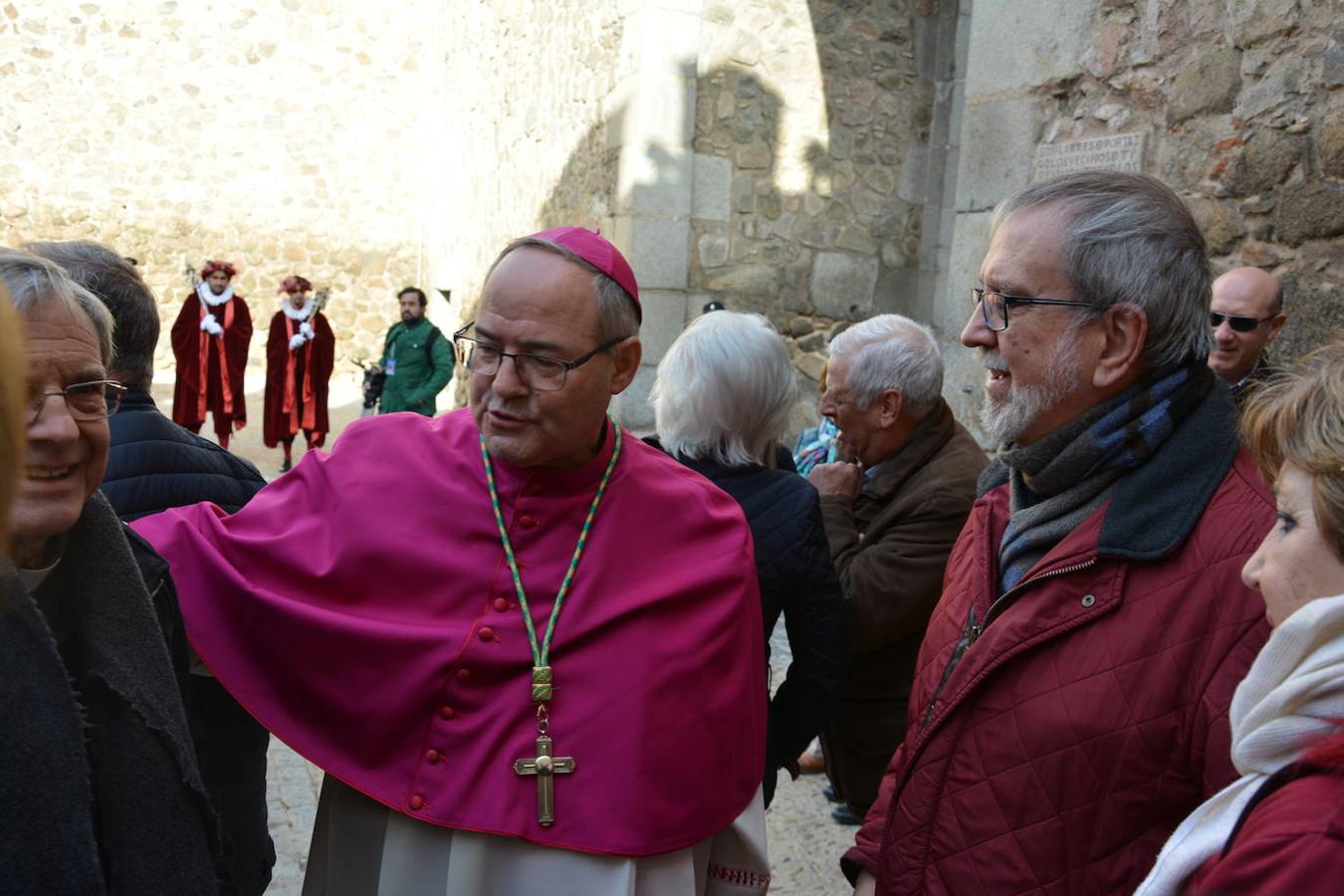 Las imágenes del recibimiento al nuevo arzobispo en la Puerta de Bisagra