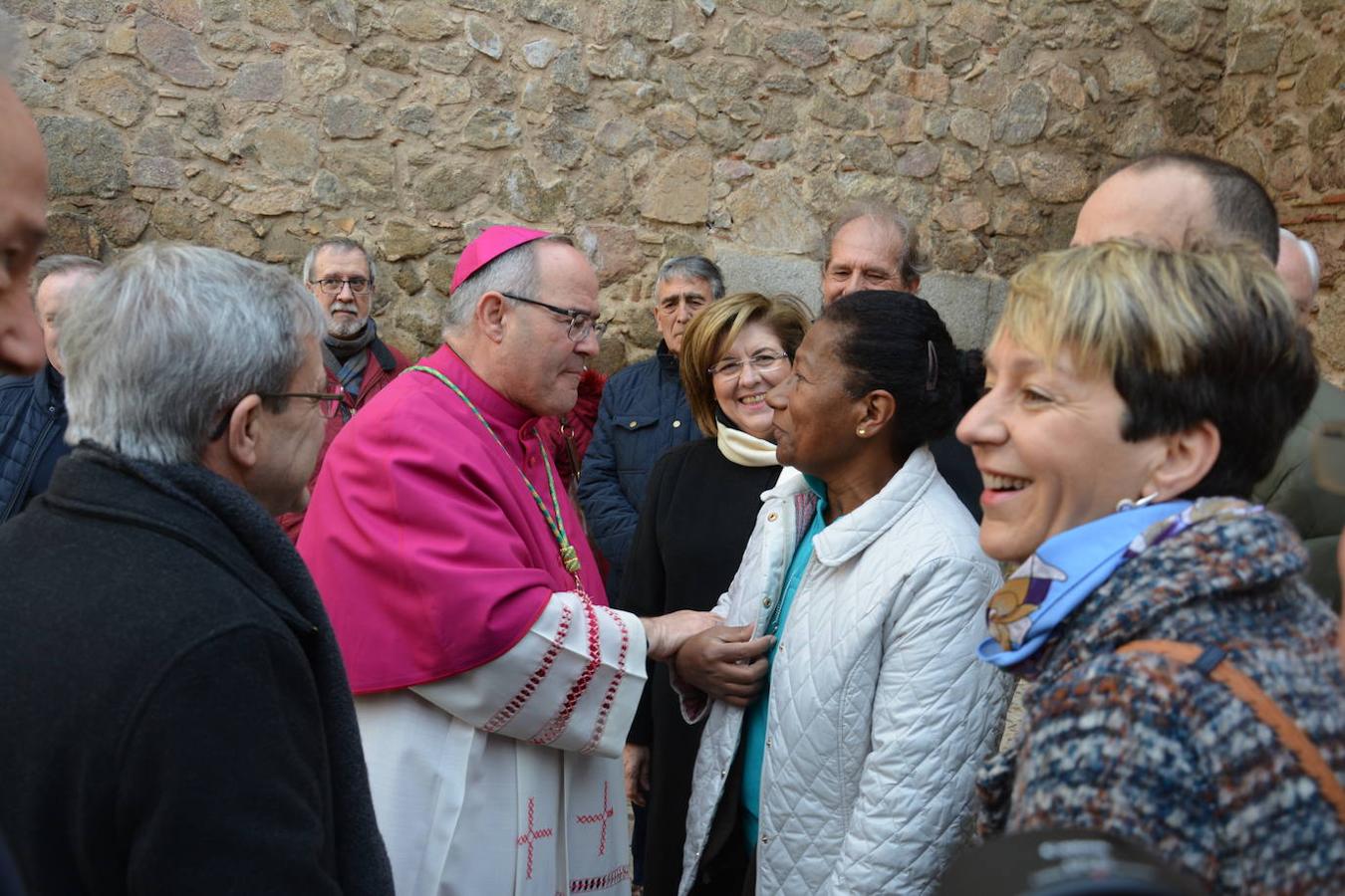 Las imágenes del recibimiento al nuevo arzobispo en la Puerta de Bisagra