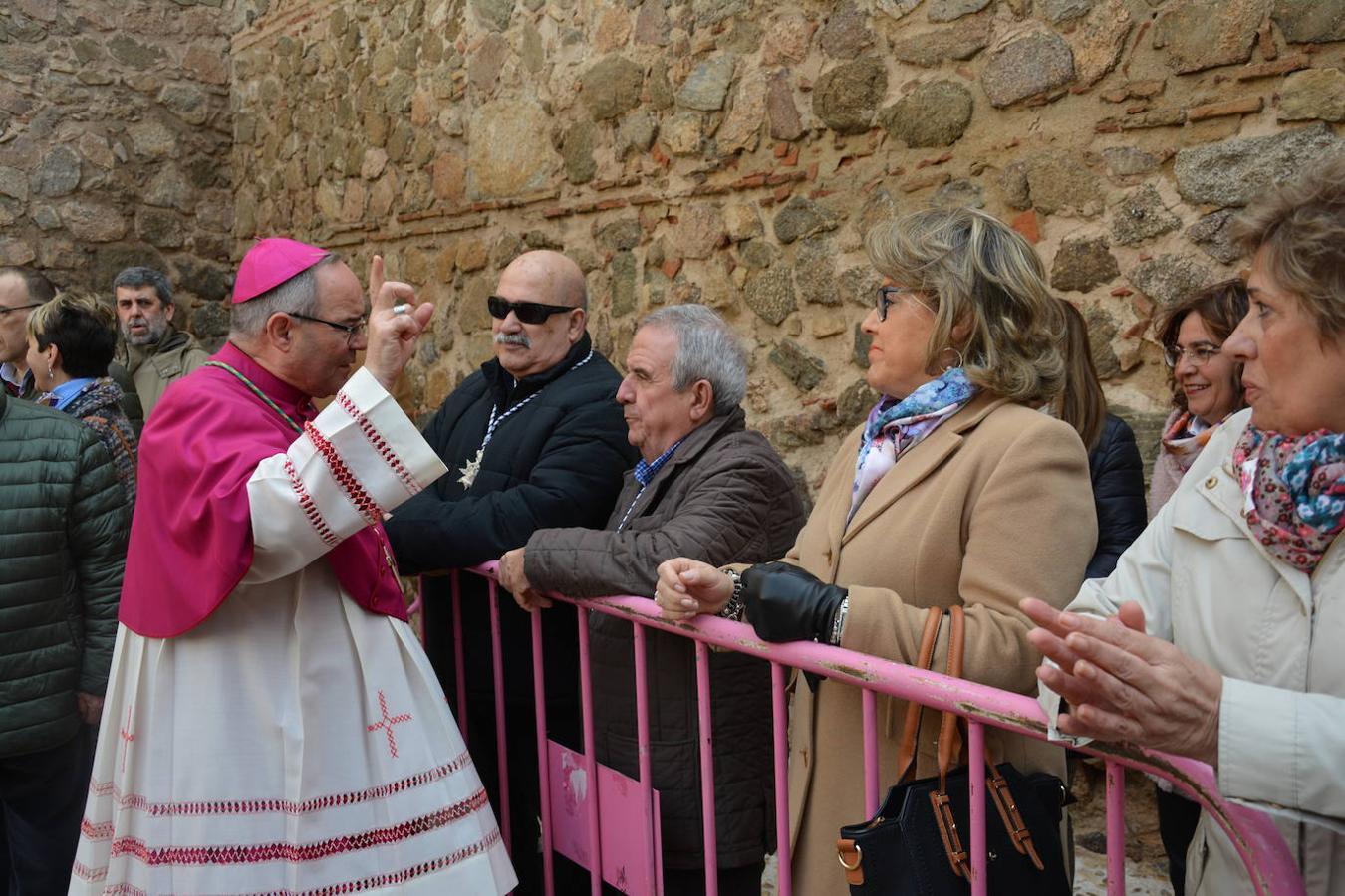 Las imágenes del recibimiento al nuevo arzobispo en la Puerta de Bisagra