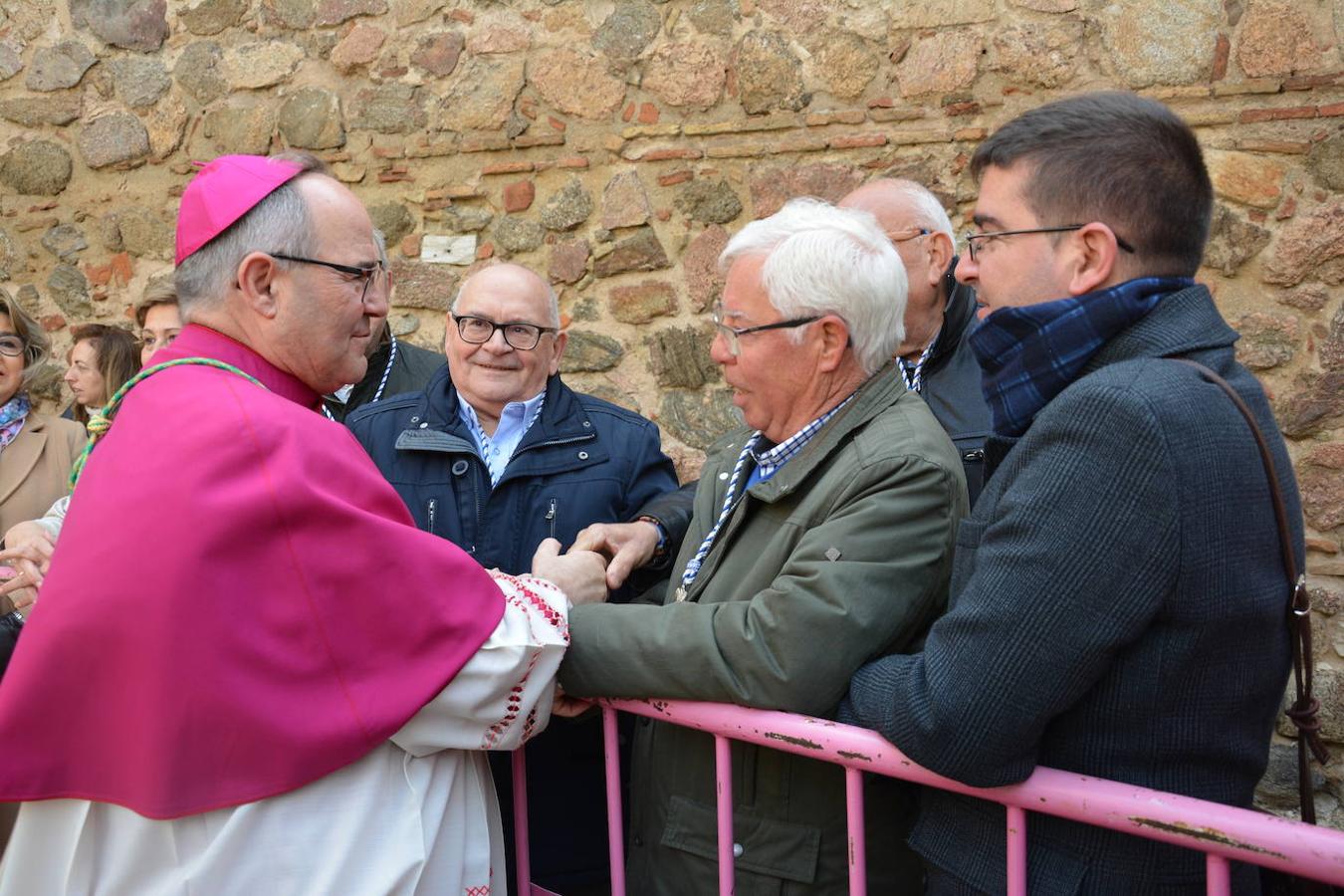 Las imágenes del recibimiento al nuevo arzobispo en la Puerta de Bisagra