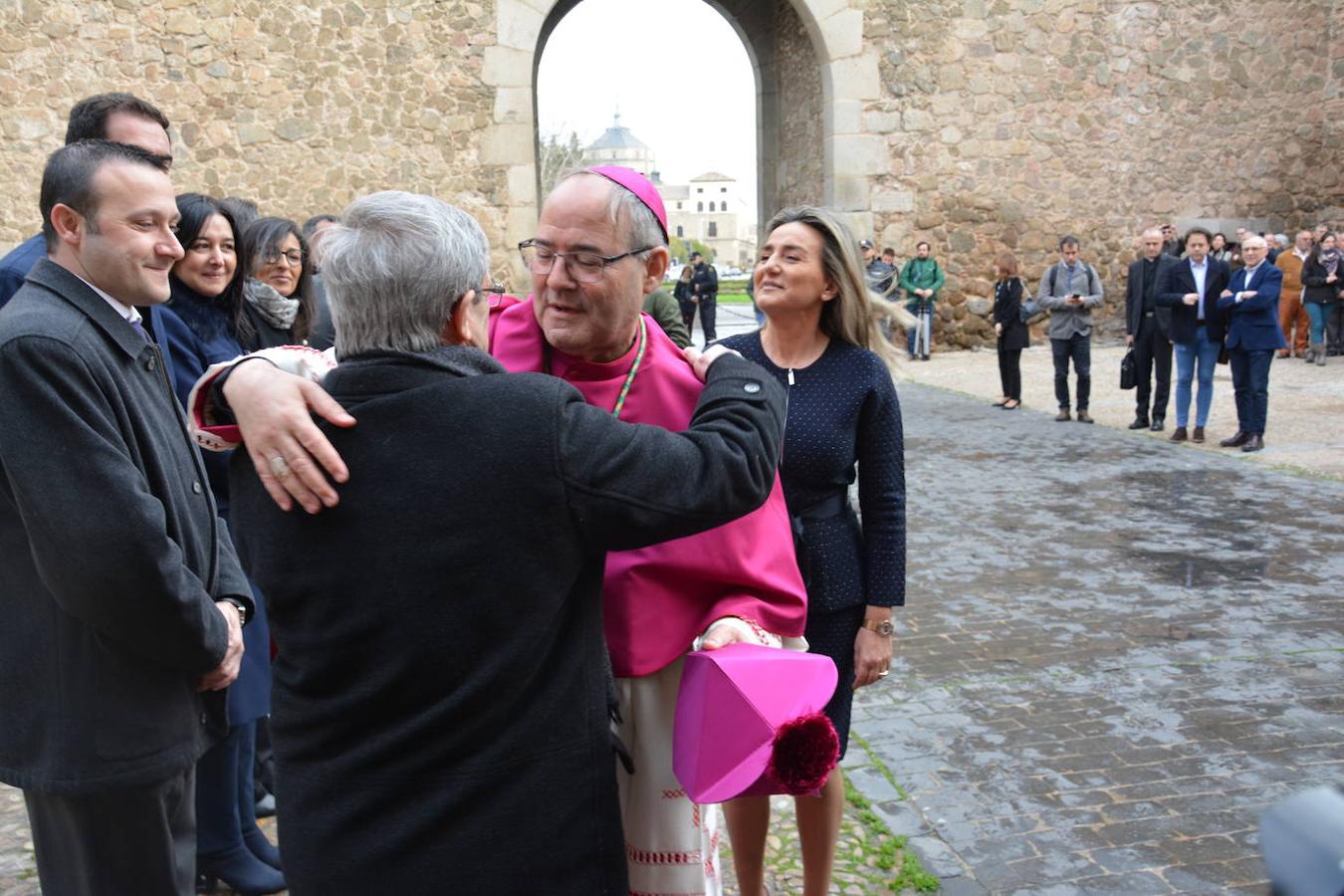 Las imágenes del recibimiento al nuevo arzobispo en la Puerta de Bisagra