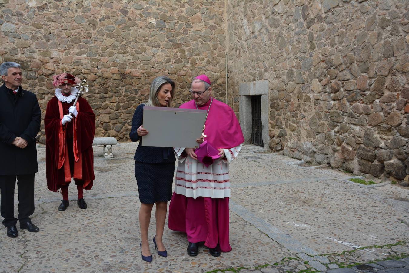 Las imágenes del recibimiento al nuevo arzobispo en la Puerta de Bisagra